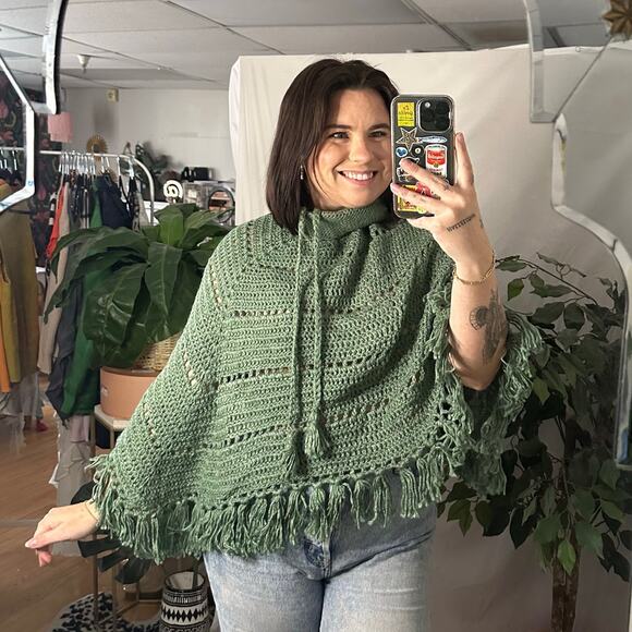 Vintage Handmade Crochet Knit Cozy Poncho Fringe Green Small - Picture 1 of 4